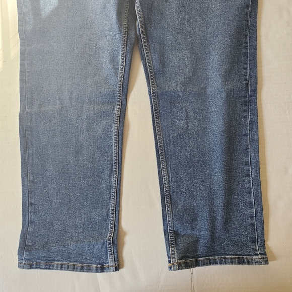 Izod Saltwater Jeans Size 38 X 29 Straight Leg Comfort Stretch Medium Wash NWT - Picture 6 of 15